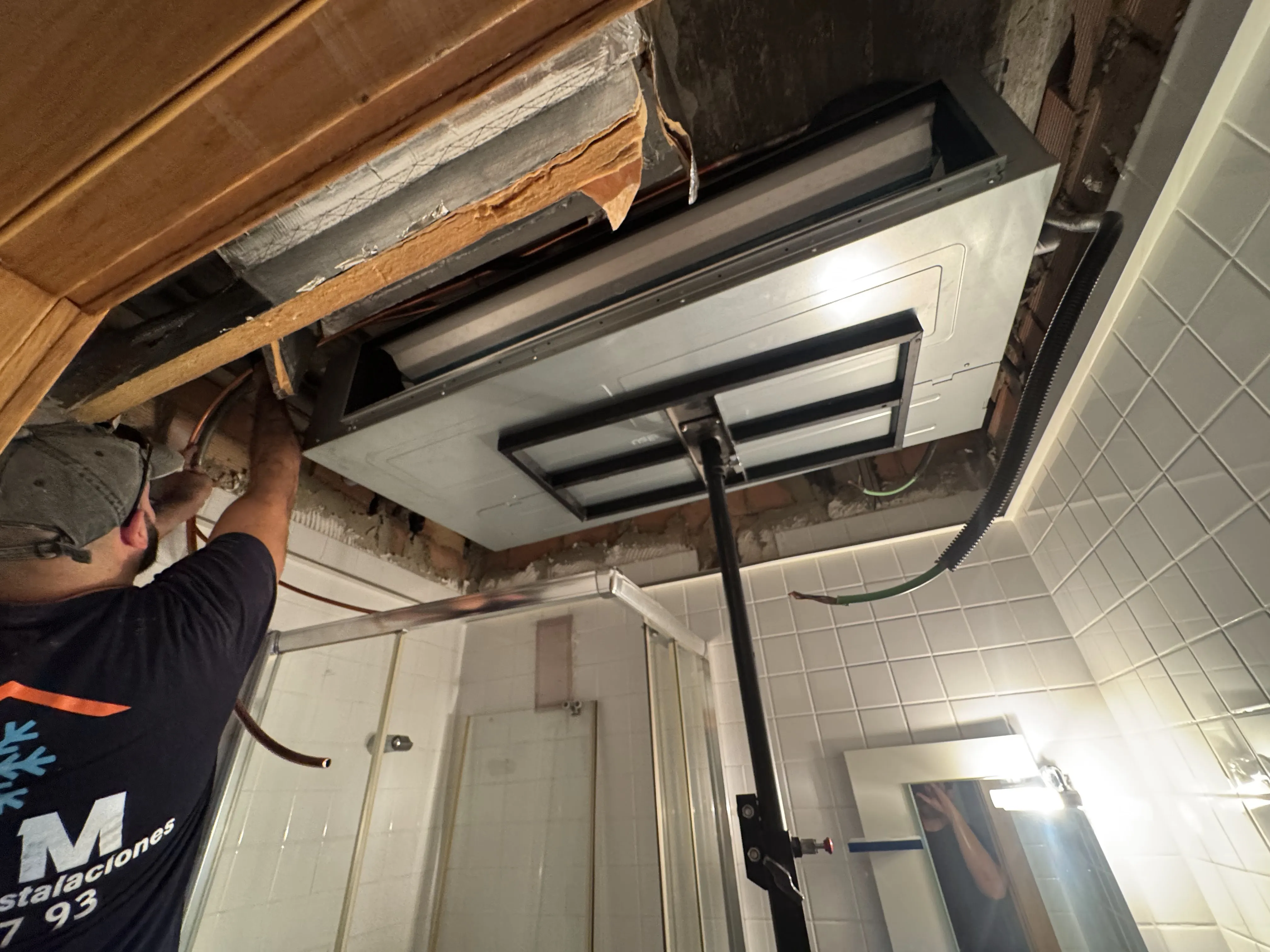 Instalación de conducto de aire en baño reformado