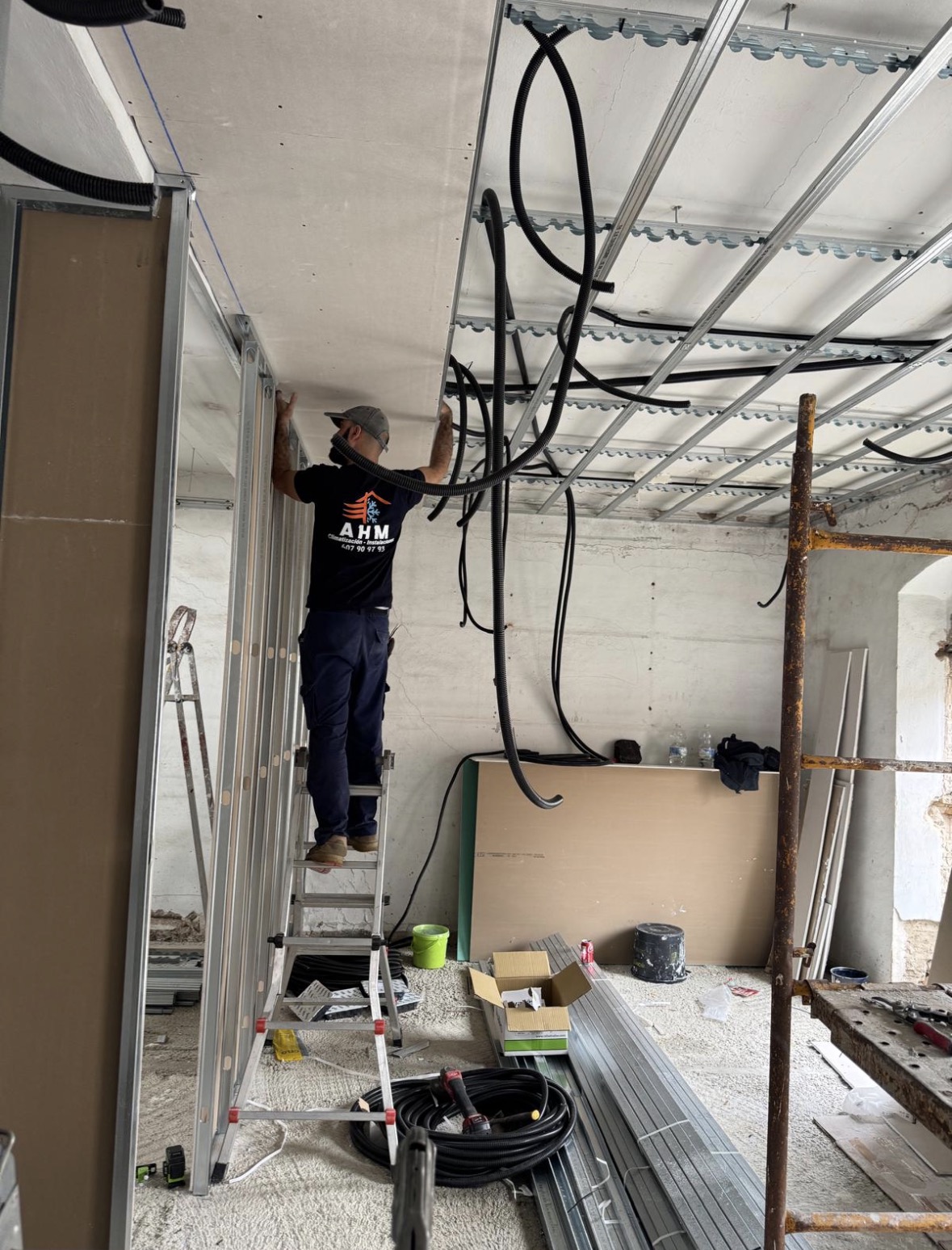 Instalación de conductos y tabiquería en techo