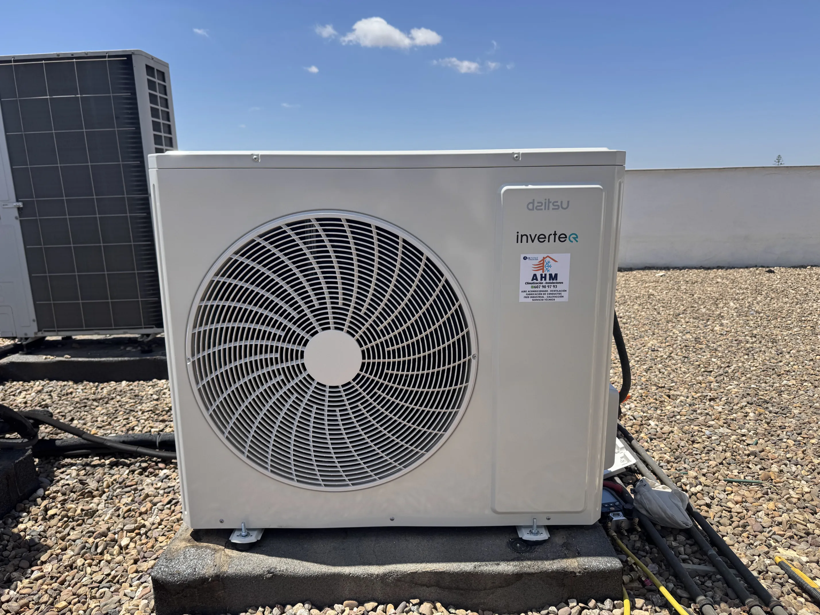 Unidad exterior inverter instalada en azotea