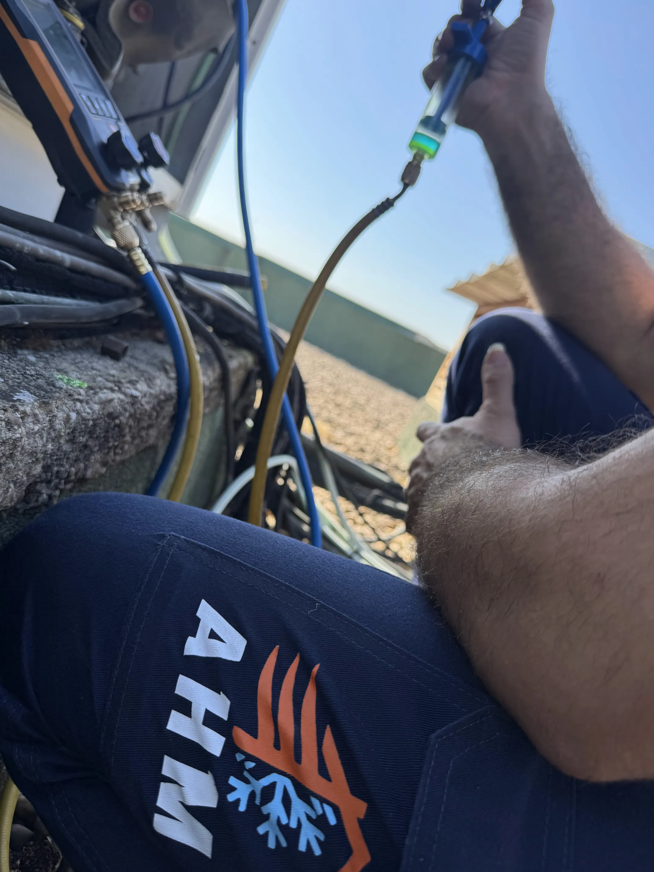 Técnico de AHM cargando gas refrigerante con manómetros